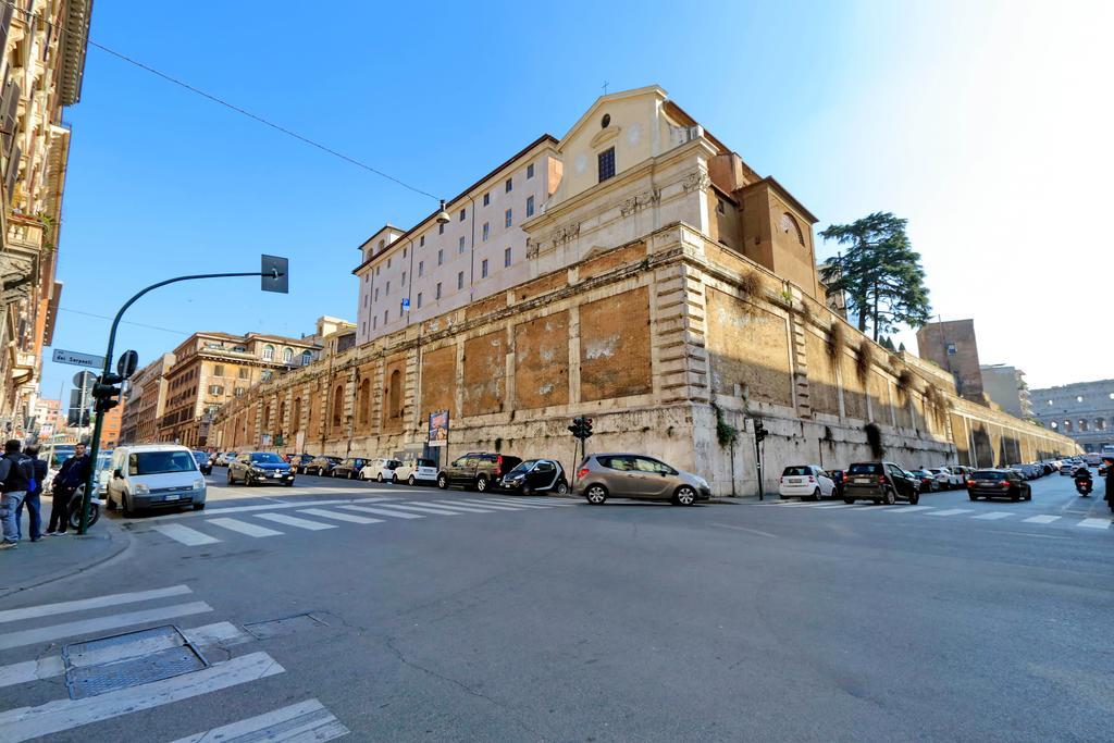 Cozy Apartment Fabia 300 Mt From Colosseum ภายนอก รูปภาพ